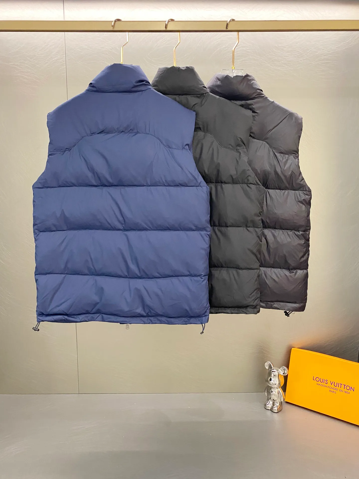 P520 Ralph Lauren/Ralph Lauren Men's Classic Pocket Zipper Waterproof Down Vest [Top Version] - - Accessories: Original tag washable label + electroplated YK zipper logo Customized Ralph Lauren zipper - Full set of accessories - The same style can be used by men and women Color: Black, Navy Blue, Black Glossy